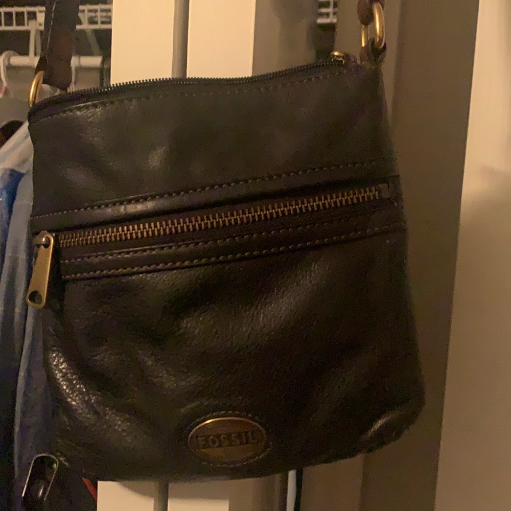 Fossil Crossbody Bag. Black leather. Inside and Outside zipper compartments.